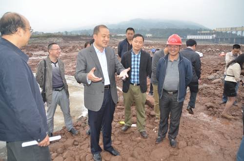 雅安市市長蘭開馳到青衣江漏水洞應(yīng)急處理施工現(xiàn)場檢查工作 