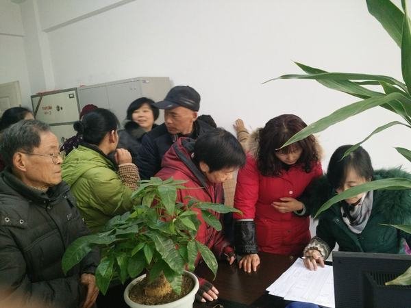 工程局發放離退休職工2016年春節慰問金