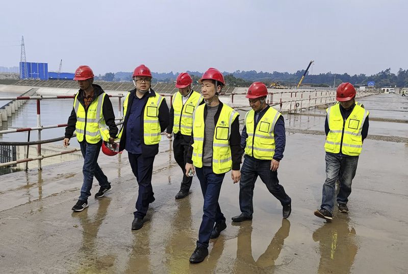 公司總經理羅雪一行赴虎渡溪航電樞紐主體工程調研