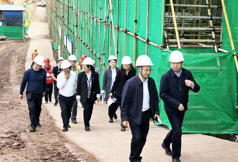 省都江堰水利發展中心黨委書記、主任朱澤華一行到公司承建的都江堰灌區第六標段調研