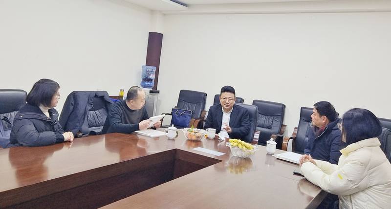 公司領導在春節前夕走訪慰問老黨員、退休干部和困難職工