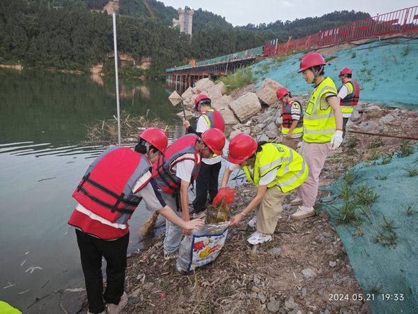 青年職工齊參與，清河行動顯擔當—亭子口項目開展清河行動