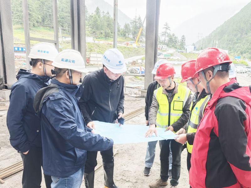 尹曉東到三四溝、麻窩溝二級(jí)水電站開展質(zhì)量安全生產(chǎn)專項(xiàng)檢查
